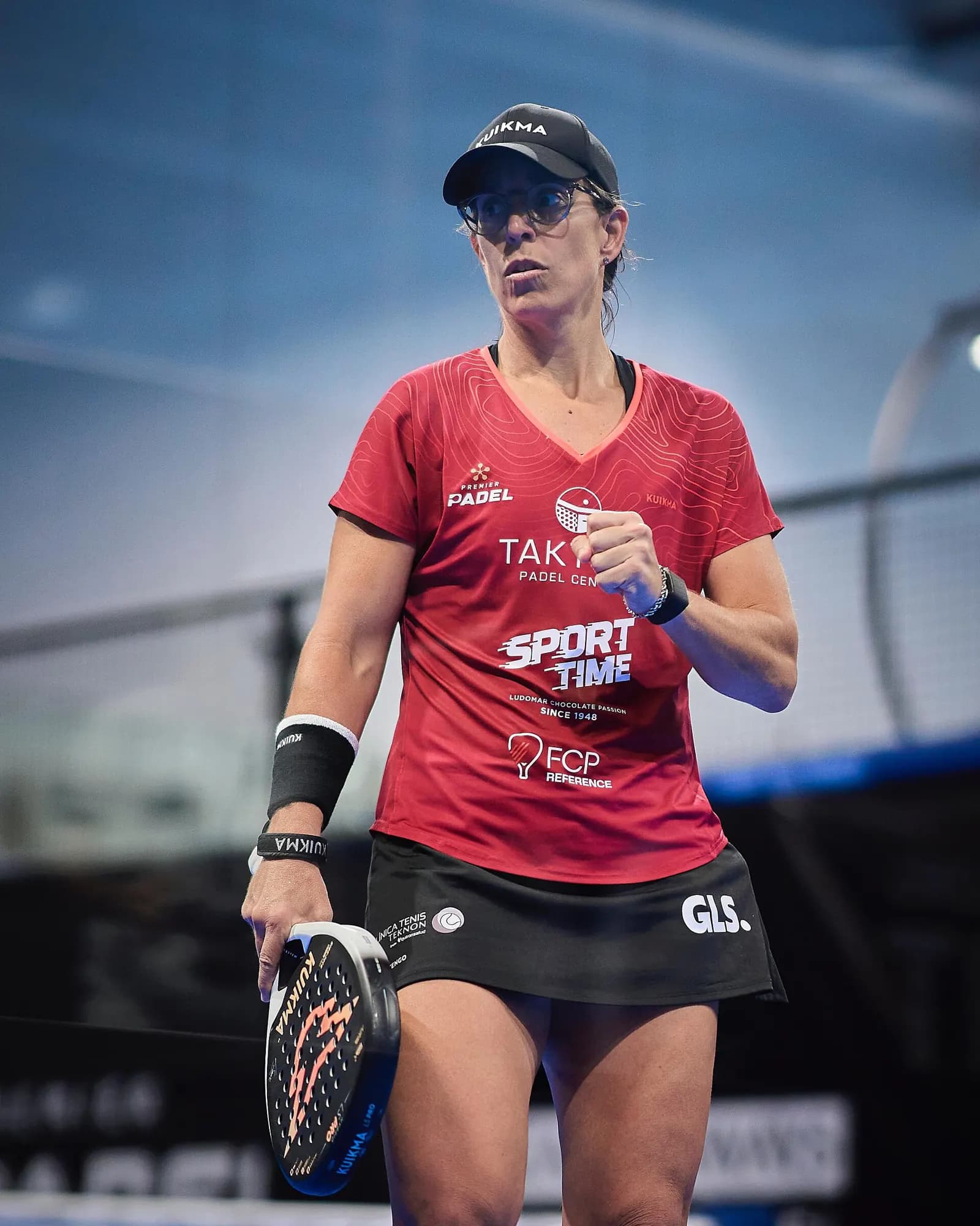Pemain padel bersiap menerima servis