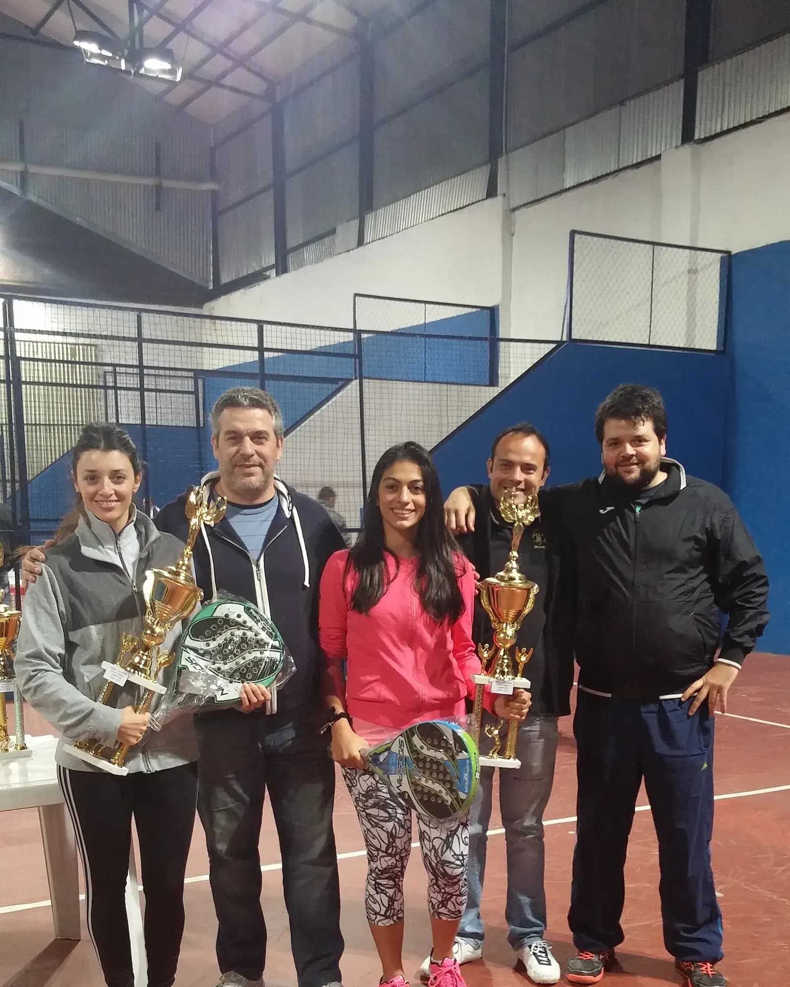 Juara turnamen padel berfoto dengan trofi