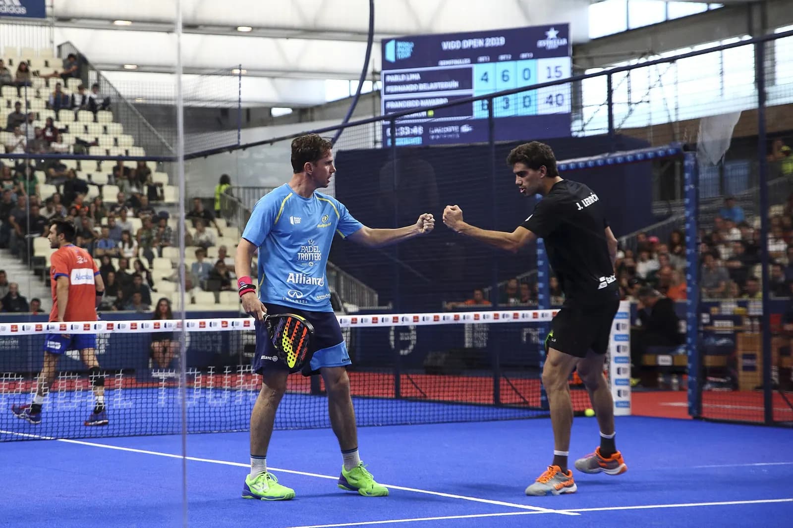 Dua pemain padel merayakan poin di turnamen